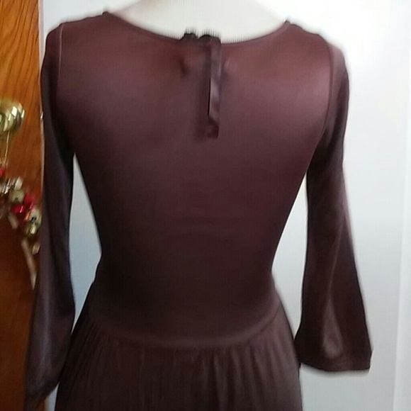 Nice fitted at the top dress. Flare at the bottom. - Picture 2 of 3